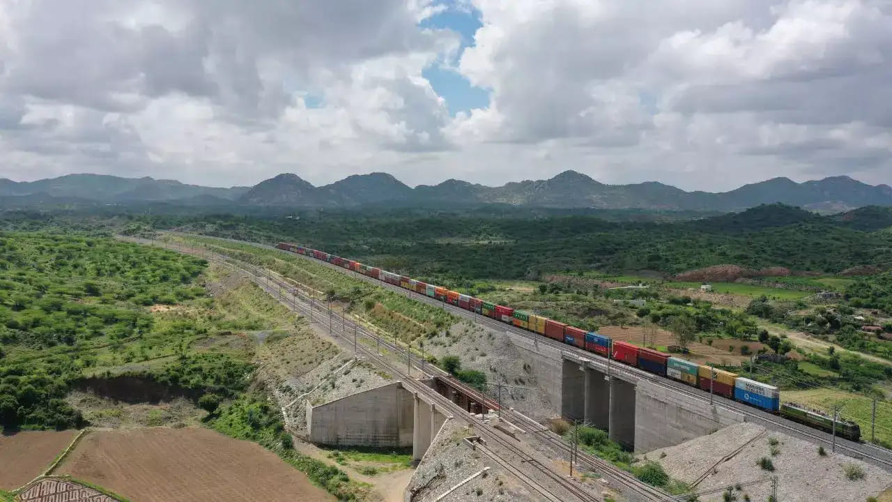 जगातील सर्वात लांब मालगाडीचा विक्रम मात्र BHP च्या BHP Iron Ore Train या ट्रेनच्या नावावर आहे. या ट्रेनची लांबी सुमारे 7.352 किलोमीटर असल्याचे सांगितले जाते, जी भारताच्या सुपर वासुकीपेक्षा जवळपास दुप्पट आहे.