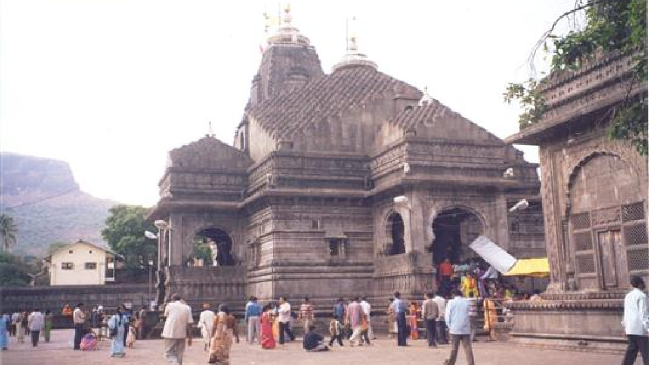 सामान्यतः प्रत्येक शिव मंदिरात शिवलिंगासमोर नंदीची मूर्ती विराजमान असते. मात्र, कपालेश्वर मंदिरात ही परंपरा दिसत नाही. यामागे एक पौराणिक कथा सांगितली जाते, जी या मंदिराचे महत्त्व अधिक वाढवते.