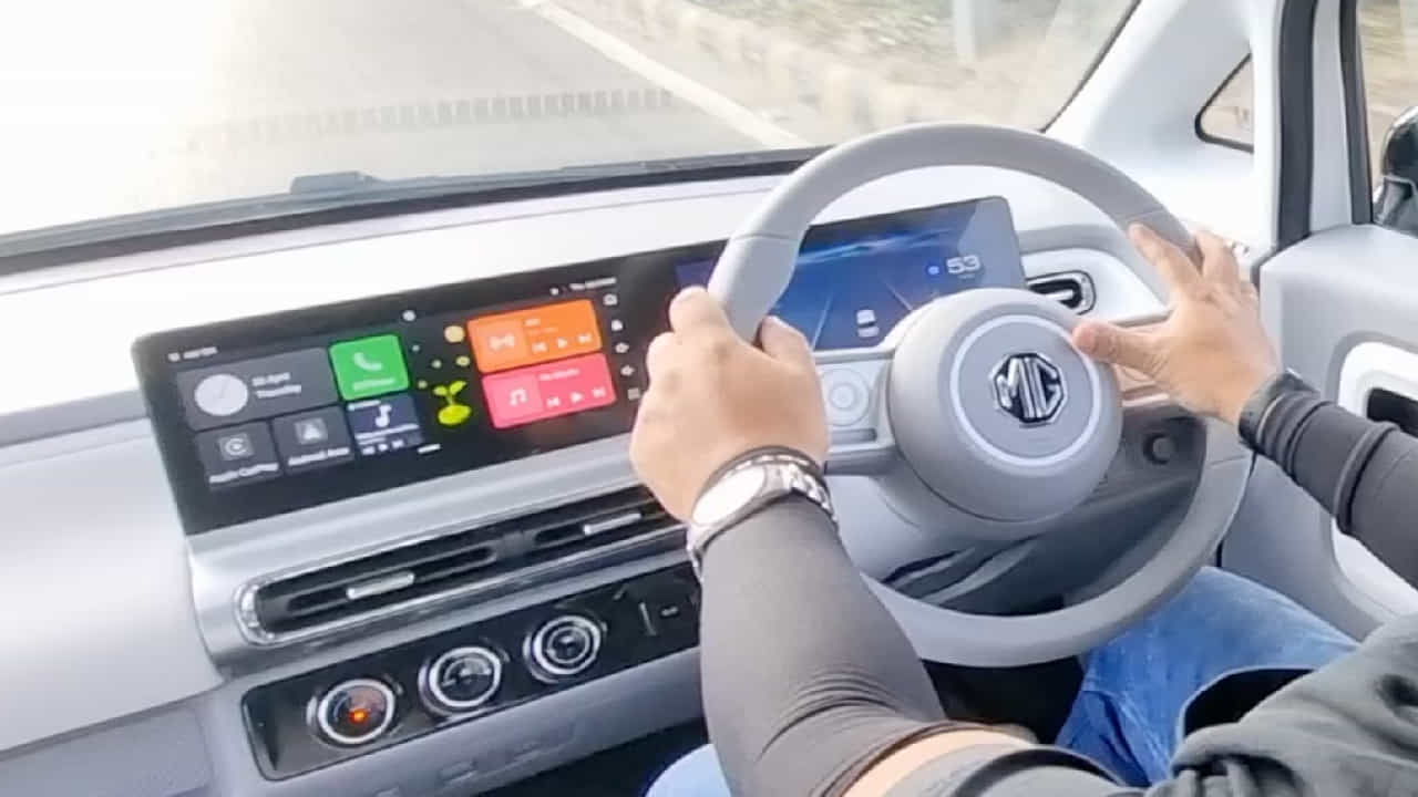 भारतात इलेक्ट्रिक वाहनांचा बाजार झपाट्याने वाढत असून कमी बजेटमध्ये चांगली इलेक्ट्रिक कार घेण्याचा पर्याय आता ग्राहकांसमोर उपलब्ध झाला आहे. पेट्रोल-डिझेलच्या वाढत्या किमती आणि पर्यावरणपूरक पर्यायांची गरज लक्षात घेता अनेकजण EV कारकडे वळताना दिसत आहेत.