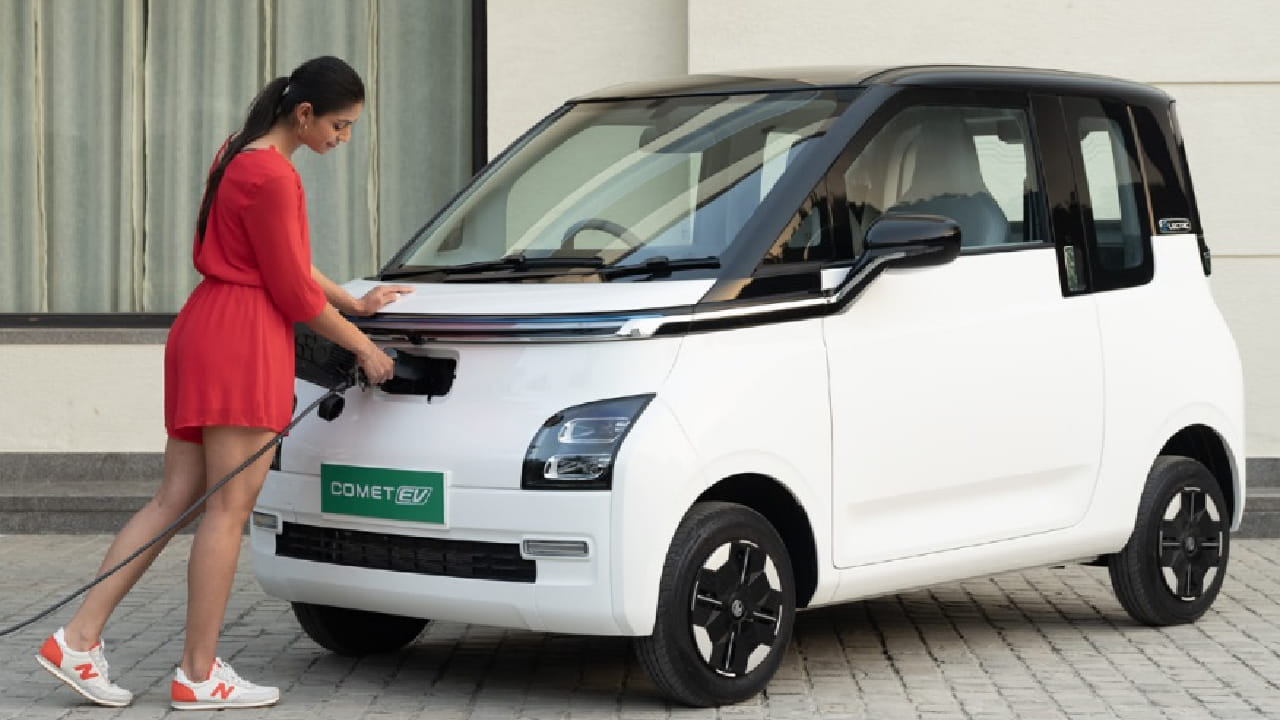 अरुंद गल्ली, पार्किंगची अडचण असलेली ठिकाणे किंवा रोजच्या ऑफिसच्या प्रवासासाठी ही कार अतिशय सोयीची ठरते. या कारमध्ये 17.3 kWh क्षमतेची बॅटरी देण्यात आली आहे. एकदा पूर्ण चार्ज केल्यावर ती सुमारे 230 किमी रेंज देते. याशिवाय, फास्ट चार्जिंगची सुविधा असल्यामुळे चार्जिंगसाठी जास्त वेळ थांबण्याची गरज भासत नाही.