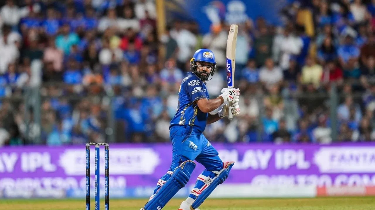 रोहितने या दरम्यान 3 षटकार लगावून मोठा विक्रम आपल्या नावावर केला. रोहितने टी 20 कारकीर्दीत 550 षटकार पूर्ण केले. रोहित यासह टी 20 किकेटमध्ये 550 सिक्स पूर्ण करणारा पहिला आशियाई आणि एकूण नववा फलंदाज ठरला. (Photo Credit : PTI)