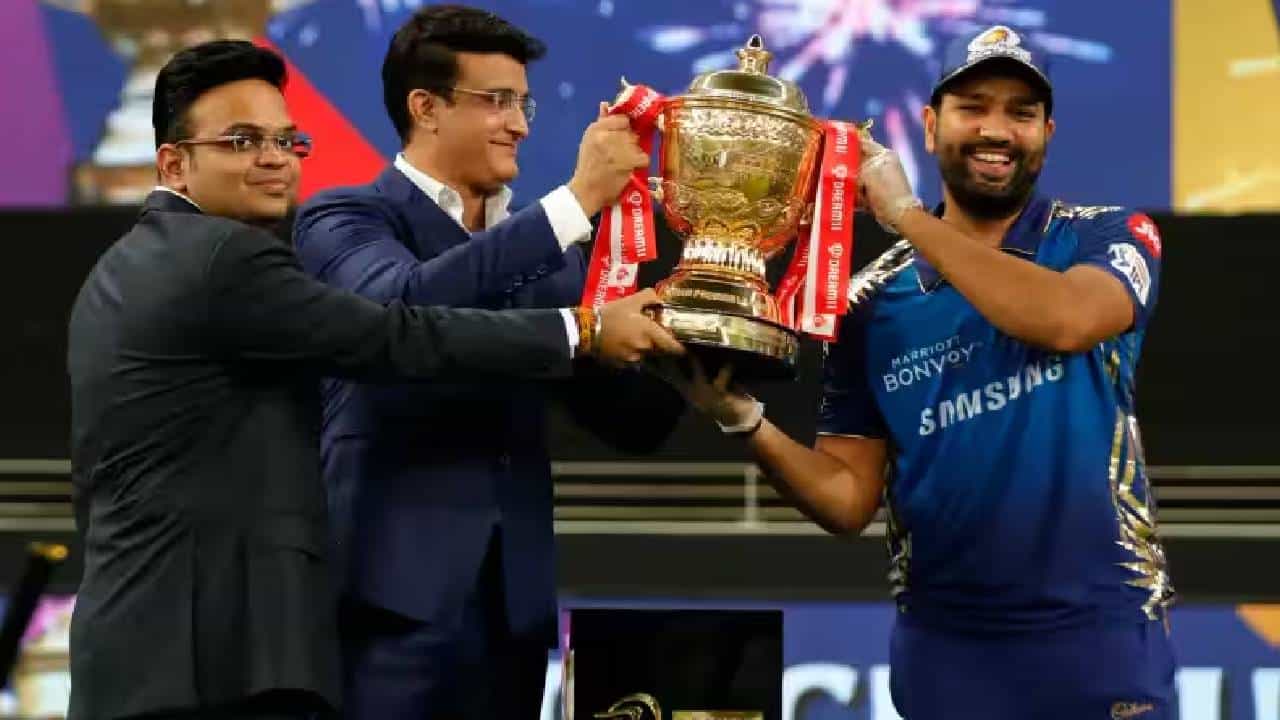 आयपीएल 2026 स्पर्धेला 28 मार्चपासून सुरुवात होत आहे. पण मागच्या 18पर्वात अनेक विक्रमांची नोंद झाली आहे. हे या लीगचं यश आहे असं म्हंटलं तर वावगं ठरणार नाही. असाच एक विक्रम 16 खेळाडूंच्या नावावर आहे. आयपीएलच्या इतिहासात आतापर्यंत झालेल्या 18 अंतिम सामन्यांमध्ये खेळाडूंनी कधीही अंतिम सामना गमावलेला नाही. (Photo- IPL/BCCI)