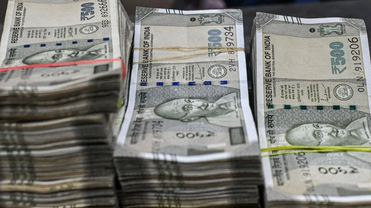 या योजनेतील गुंतवणुकीचा एक भाग निवृत्तीनंतर पेन्शन म्हणून ठेवला जातो. तुम्ही वयाच्या ६० व्या वर्षानंतर पैसे काढू शकता, तर खाते ७० ते ७५ वयोगटापर्यंत चालू राहू शकते. निवृत्तीनंतरच्या नियोजनासाठी एनपीएस हा एक विश्वासार्ह पर्याय मानला जातो. साधारणपणे, ही योजना सुमारे ८% पर्यंत परतावा देऊ शकते आणि कर बचतीचे फायदे देखील देते.