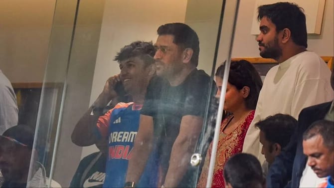 गंभीरच्या पत्नीने धोनीसोबत केली चर्चा, माहीच्या एका कृतीने मनं जिंकली