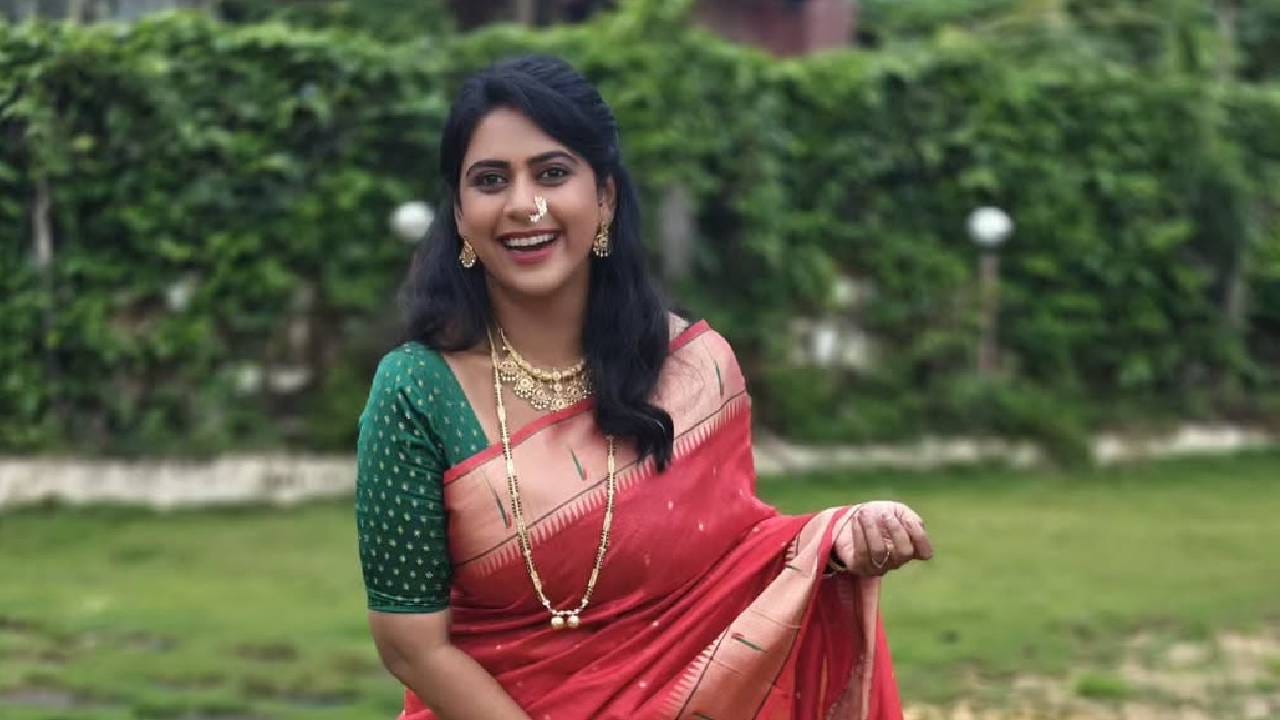 नुकताच स्टार प्रवाह परिवार पुरस्कार सोहळा पार पडला. या पुरस्कार सोहळ्याला टेलिव्हिजन इंडस्ट्रीतील अनेक कलाकार उपस्थित होते. रेड कार्पेटवर मालिकेतील हिरोसोबत पोहोचलेल्या या अभिनेत्रीने सर्वांचं लक्ष वेधलं आहे. 
