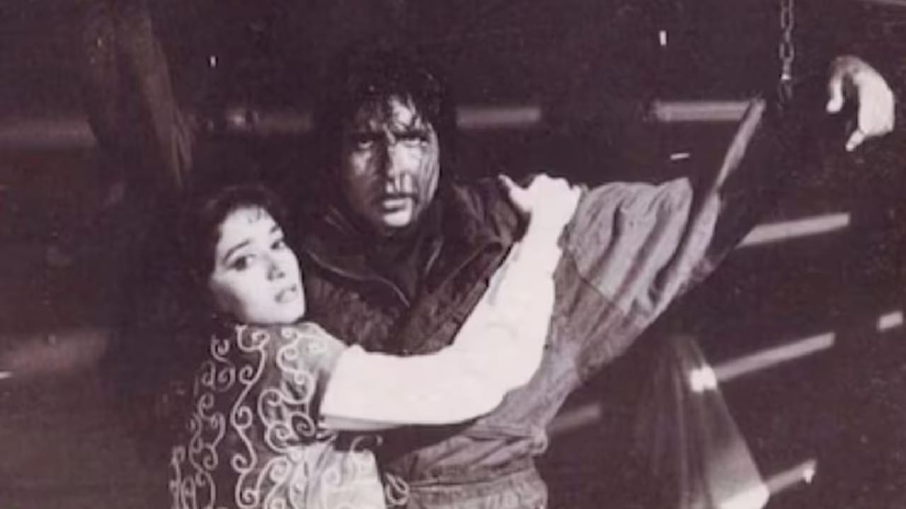 टिन्नू आनंद यांनी एका मुलाखतीत या चित्रपटाशी संबंधित आठवणी सांगितल्या होत्या. त्यांच्या मते, चित्रपटातील एका सीनमध्ये अमिताभ बच्चन यांचे पात्र साखळदंडाने बांधलेले असते आणि काही गुंड त्यांच्यावर हल्ला करत असतात. त्या वेळी माधुरीचे पात्र समोर येऊन त्यांना थांबवण्याचा प्रयत्न करते असा सीन आहे. 