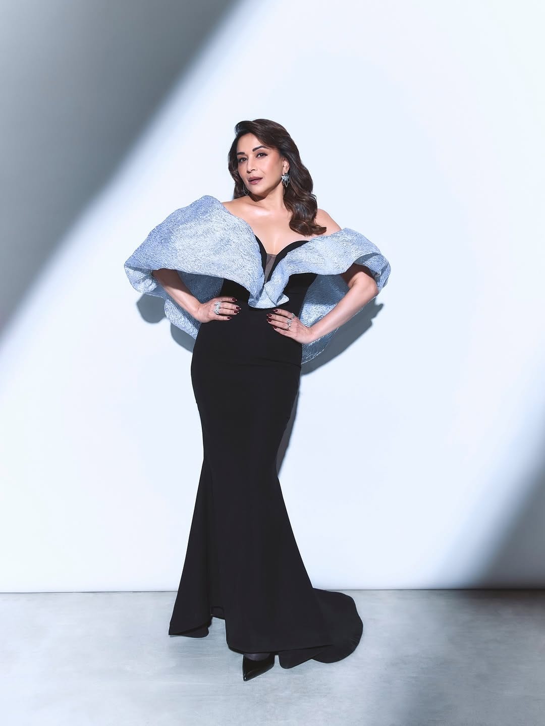 आजही चाहत्यांमध्ये तिची क्रेझ कायम आहे.  हटके ड्रेसमध्ये अभिनेत्री फोटो पोस्ट केले आहेत. माधुरी हिच्या सौंदर्या समोर वय फक्त एक आकडा आहे... वयाच्या 58 व्या वर्षी देखील माधुरी चाहत्यांना फॅशन गोल्स देत असते. 