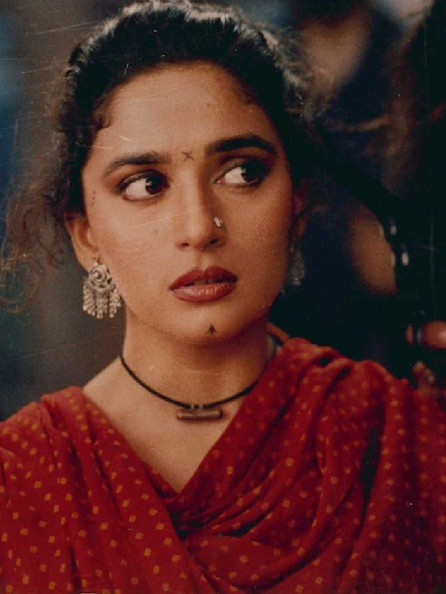 माधुरी दीक्षितचं सर्वात ब्लॉकबस्टर गाणं, पण 32 वर्षानंतरही ते मुलांसोबत पाहता येत नाही