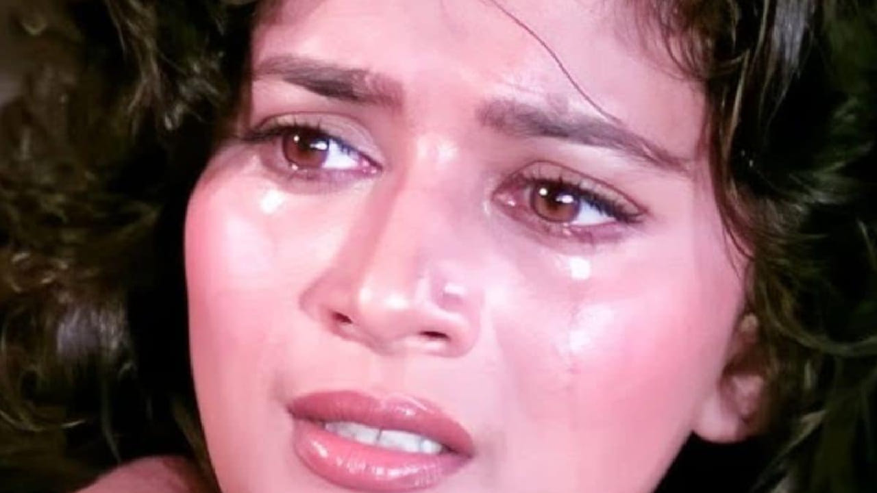 दिग्दर्शकांच्या म्हणण्यानुसार, या सीनमध्ये माधुरीच्या पात्राने स्वतःचा त्याग दर्शवण्यासाठी काही ठळक सीन करायची होती. चित्रपट साइन करतानाच या सीनबाबत चर्चा झाली होती असे त्यांनी सांगितले. सुरुवातीला माधुरीने ते मान्य केल्याचेही त्यांनी नमूद केले.