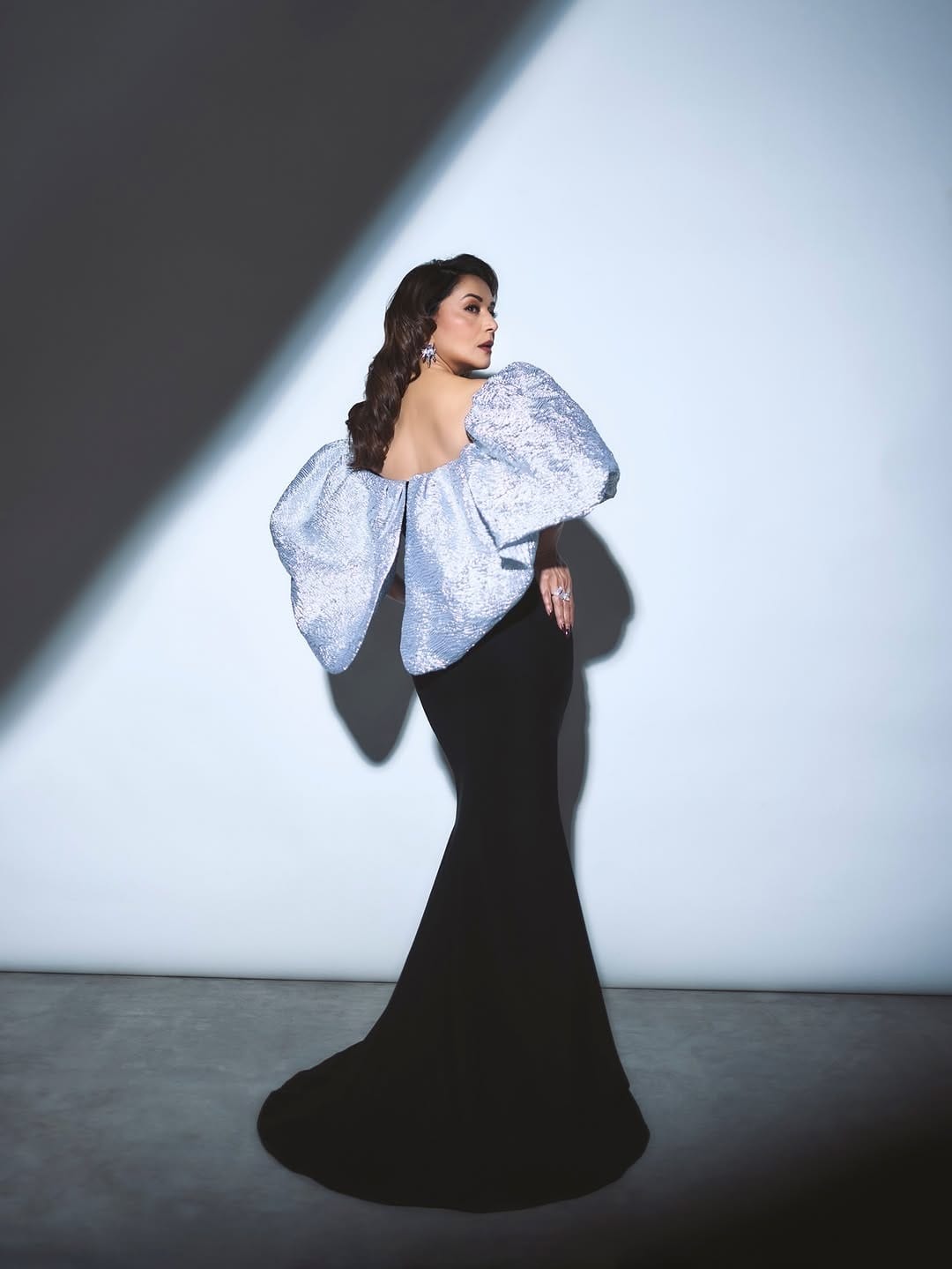 बॉलिवूडमध्ये एक काळ असा होता जेव्हा सर्वत्र फक्त आणि फक्त माधुरी हिच्या चर्चा रंगायच्या. माधुरीचा प्रत्येक लूक तरुणी फॉलो करायच्या. आजही माधुरी हिचा ग्लॅमर कमी झालेला नाही. आजही माधुरी चाहत्यांना फॅशन गोल्स देत असते. 