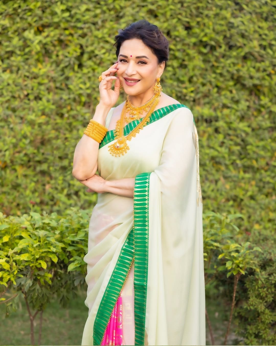 अभिनेत्री माधुरी हिला आज कोणत्यात ओळखीची गरज नाही. अनेक सिनेमांमध्ये दमदार भूमिका साकारत अभिनेत्रीने चाहत्यांचं मनोरंजन केलं आहे. आजही माधुरीच्या चाहत्यांची संख्या फार मोठी आहे. परदेशात देखील अभिनेत्रीच्या चाहत्यांची संख्या फार मोठी आहे. 