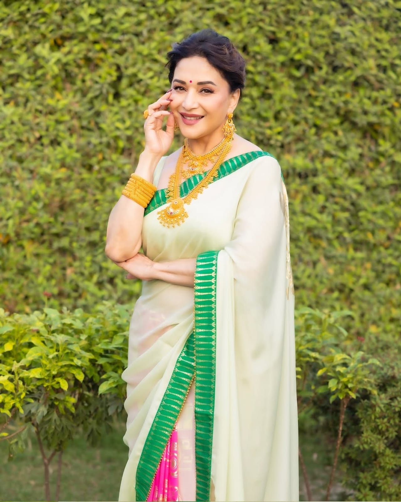 अभिनेत्री माधुरी हिला आज कोणत्यात ओळखीची गरज नाही. अनेक सिनेमांमध्ये दमदार भूमिका साकारत अभिनेत्रीने चाहत्यांचं मनोरंजन केलं आहे. आजही माधुरीच्या चाहत्यांची संख्या फार मोठी आहे. परदेशात देखील अभिनेत्रीच्या चाहत्यांची संख्या फार मोठी आहे. 