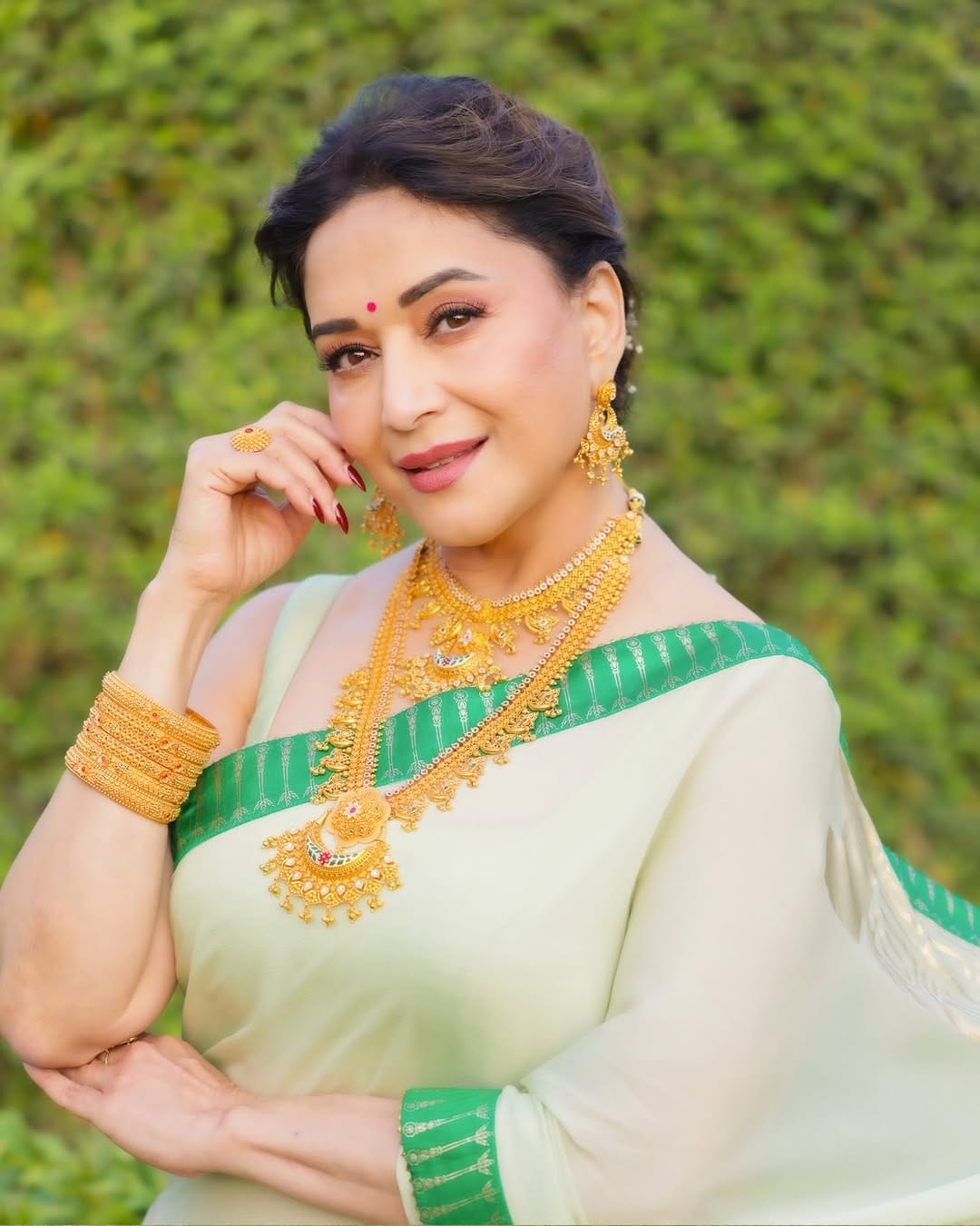 पांढऱ्या आणि गुलाबी साडीत फोटो पोस्ट करत अभिनेत्रीने कॅप्शनमध्ये, मी जिथे जिथे जाते तिथे थोडीशी चमक पसरवते... असं लिहिलं आहे. चाहत्यांनी देखील अभिनेत्रीच्या नव्या पोस्टवर लाईक्स आणि कमेंटचा वर्षान केला आहे. 