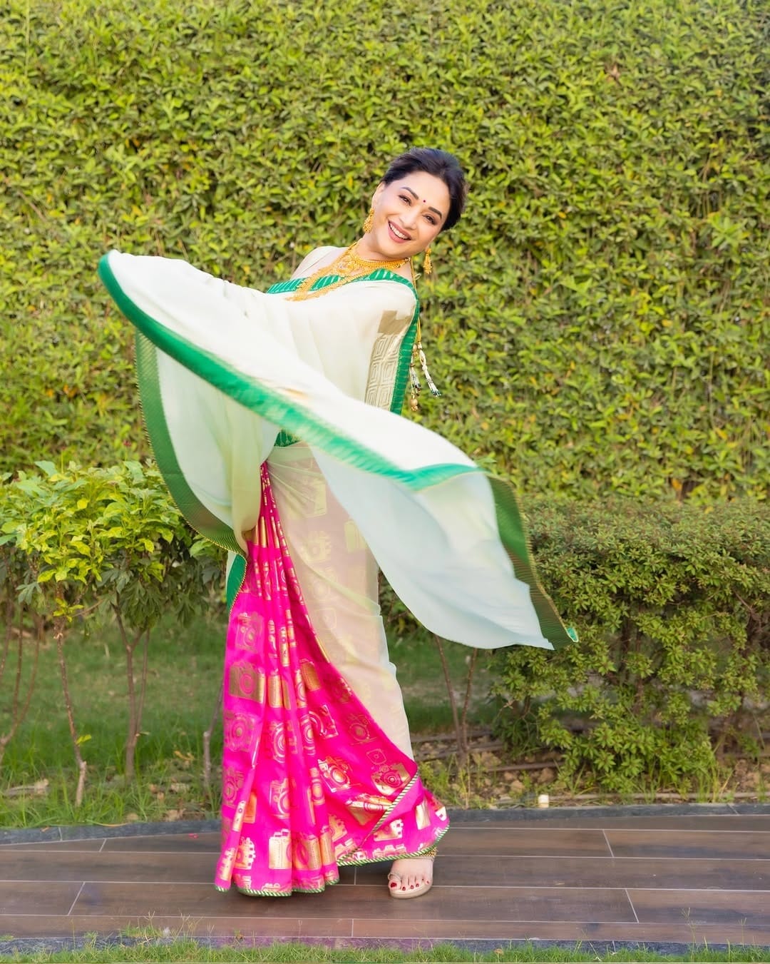 माधुरी दीक्षित हिने साडीत काही फोटो पोस्ट केले आहेत. चाहत्यांना देखील अभिनेत्रीचा लूक आवडला आहे. अभिनेत्री कायम सोशल मीडियावर फोटो पोस्ट करत असते. चाहत्यांना देखील माधुरीचा प्रत्येक लूक आवडतो... 