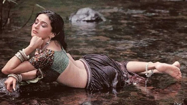 बॉलिवूड चित्रपटांमध्ये आजच्या काळात इंटिमेट सीन दाखवणे सामान्य झाले आहे. अनेकदा कथानकाच्या गरजेनुसार अशा दृश्यांचा समावेश केला जातो. मात्र काही वेळा कलाकारांना असे सीन साकारताना अस्वस्थ वाटू शकते. अशा वेळी कलाकार आणि दिग्दर्शक यांच्यात मतभेद निर्माण होण्याची शक्यता असते.