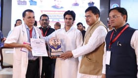 महानार्यमन सिंधिया यांनी आरोग्य शिबिरातील डॉक्टरांचे मानले आभार.