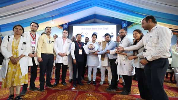 केंद्रीय मंत्री ज्योतिरादित्य सिंधिया यांच्या प्रयत्नांमुळे तसेच रोटरी इंटरनॅशनल आणि इतर सामाजिक संस्थांच्या सहकार्याने आयोजित करण्यात आलेल्या गुना लोकसभा मतदारसंघातील शिवपुरी येथे देशातील सर्वात मोठ्या आरोग्य शिबिराचा आज समारोप झाला.