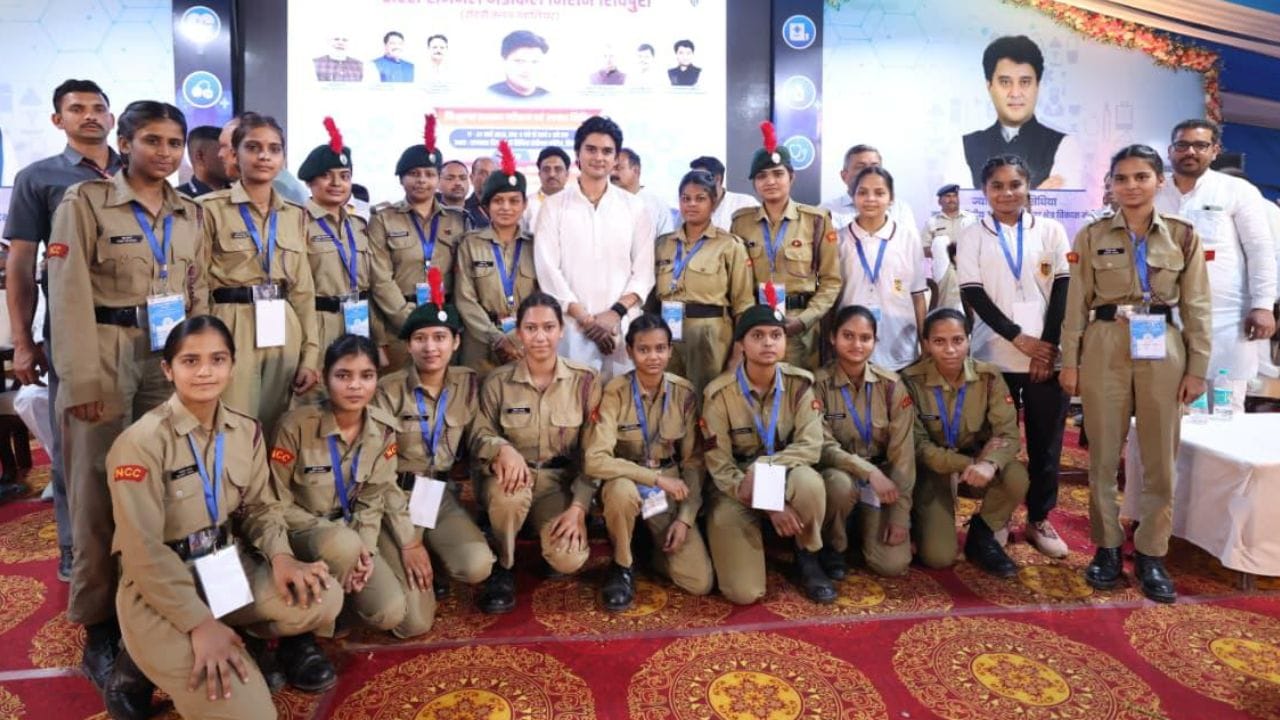 गुना लोकसभा मतदारसंघातील शिवपुरी येथे आयोजित या शिबिरात एम्स भोपाल, मॅस्क हेल्थकेअर (दिल्ली) तसेच इतर तज्ज्ञांसह 400 हून अधिक डॉक्टर सहभागी झाले होते. या शिबिरात मध्य प्रदेश आणि उत्तर प्रदेशातील एकूण 42 जिल्ह्यांमधून 2 लाख 80 हजारांहून अधिक रुग्णांनी येऊन उपचार घेतले.