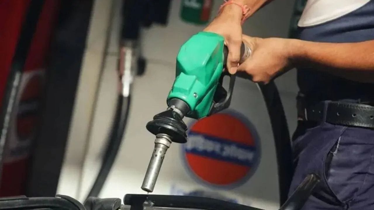 मोटारसायकलला दररोज फक्त 2 लिटर पेट्रोल मिळणार आहे. तसेच खाजगी कारला जास्तीत जास्त 10 लिटर डिझेल किंवा पेट्रोल मिळणार आहे.  