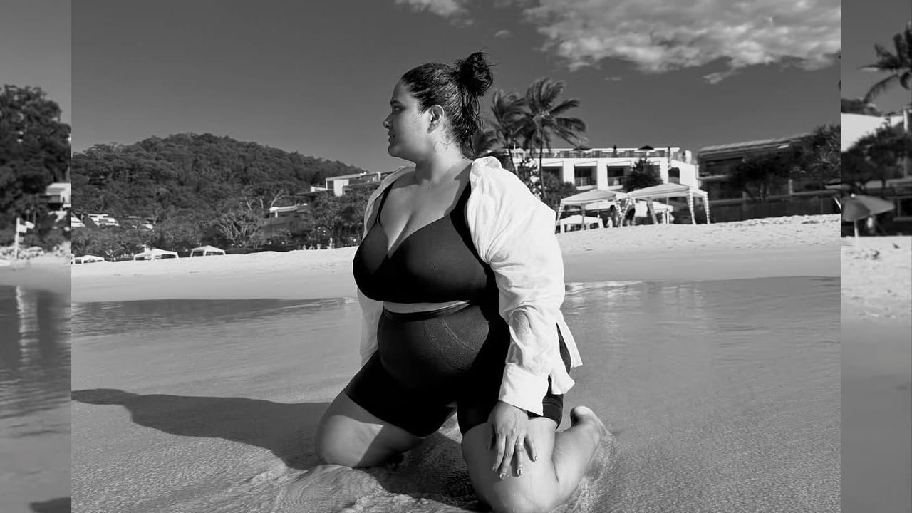 अशात आता वनिता खरातने ऑस्ट्रेलियात दौऱ्याचे काही फोटो सोशल मीडियावर शेअर केले आहेत. क्वीन्सलँडमधील बीचवर काढलेले तिचे फोटो सध्या चर्चेचा विषय ठरत आहेत. या फोटोंमध्ये वनिता काळ्या रंगाचे शॉर्ट्स आणि ब्रा यावर पांढऱ्या रंगाचा शर्ट परिधान करून दिसत आहे. 