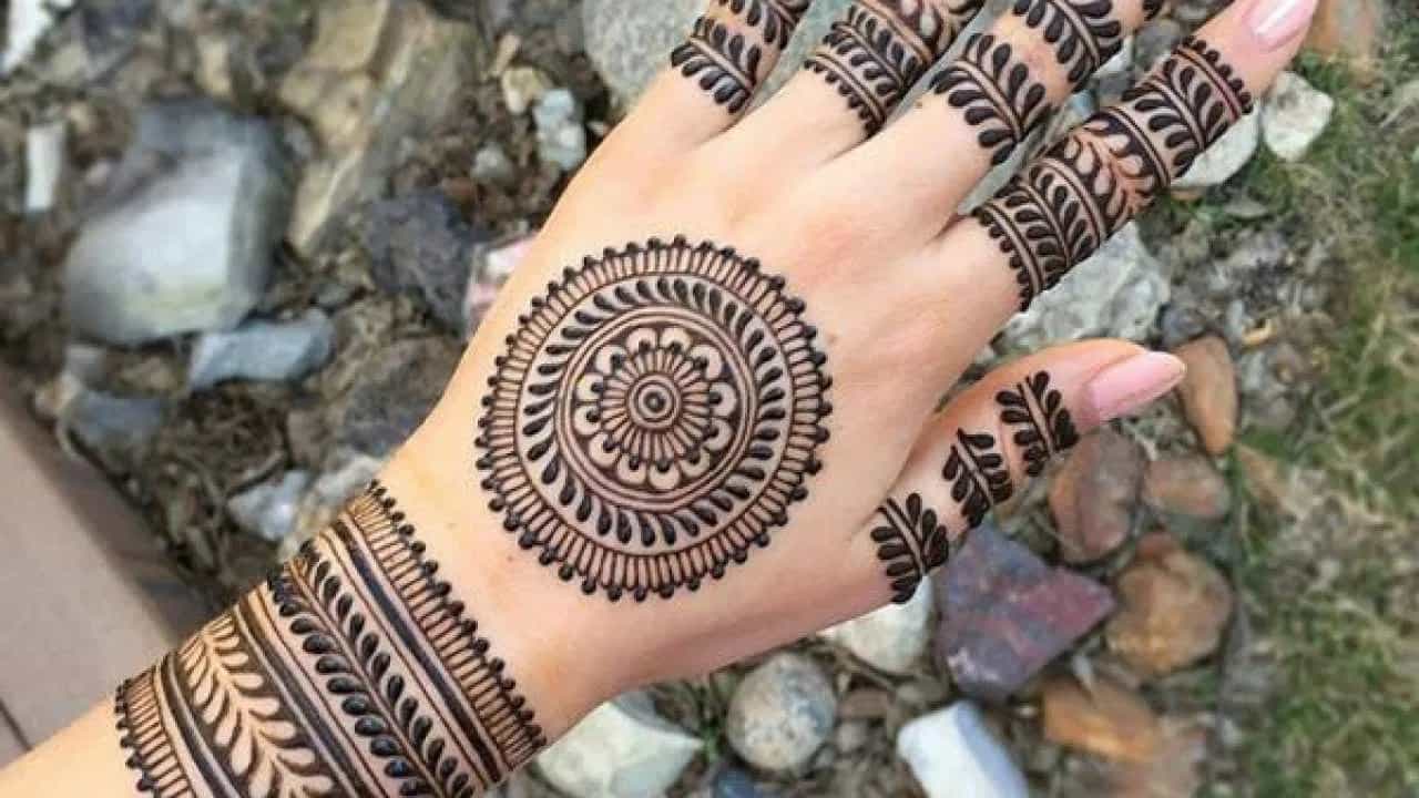 अनेक महिलांना मेहेंदी लावायला प्रचंड आवडतं. पण अनेत महिलांची अशी तक्रार असते की, हातावर मेहेंदी लावण्यानंतर रंगच येत नाही... तर मेहेंदीचा रंग अधिक गडद करण्यासाठी काही नैसर्गिक उपाय...
