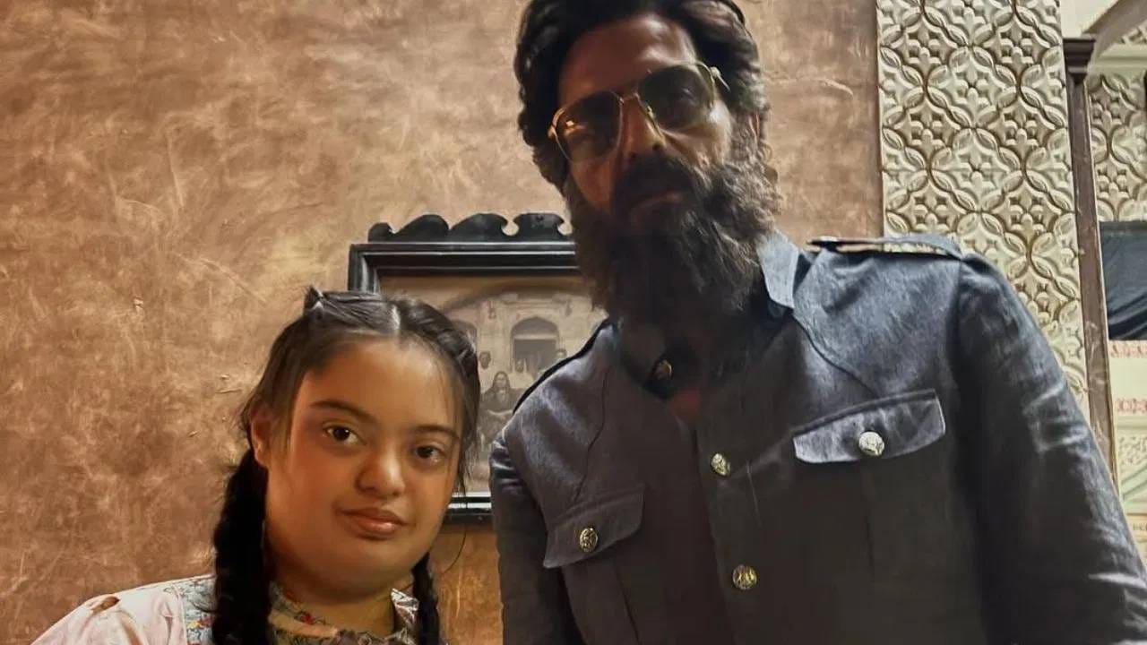 आम्ही बोलतोय अहिदा सरमाई बद्दल. तिने चित्रपटात अर्जुन रामपाल ज्याने मेजर इकबालचा रोल साकारलाय त्याच्या मुलीची भूमिका केली आहे. काही मिनिटांचा अहिदाचा हा रोल प्रेक्षकांना आवडला आहे.