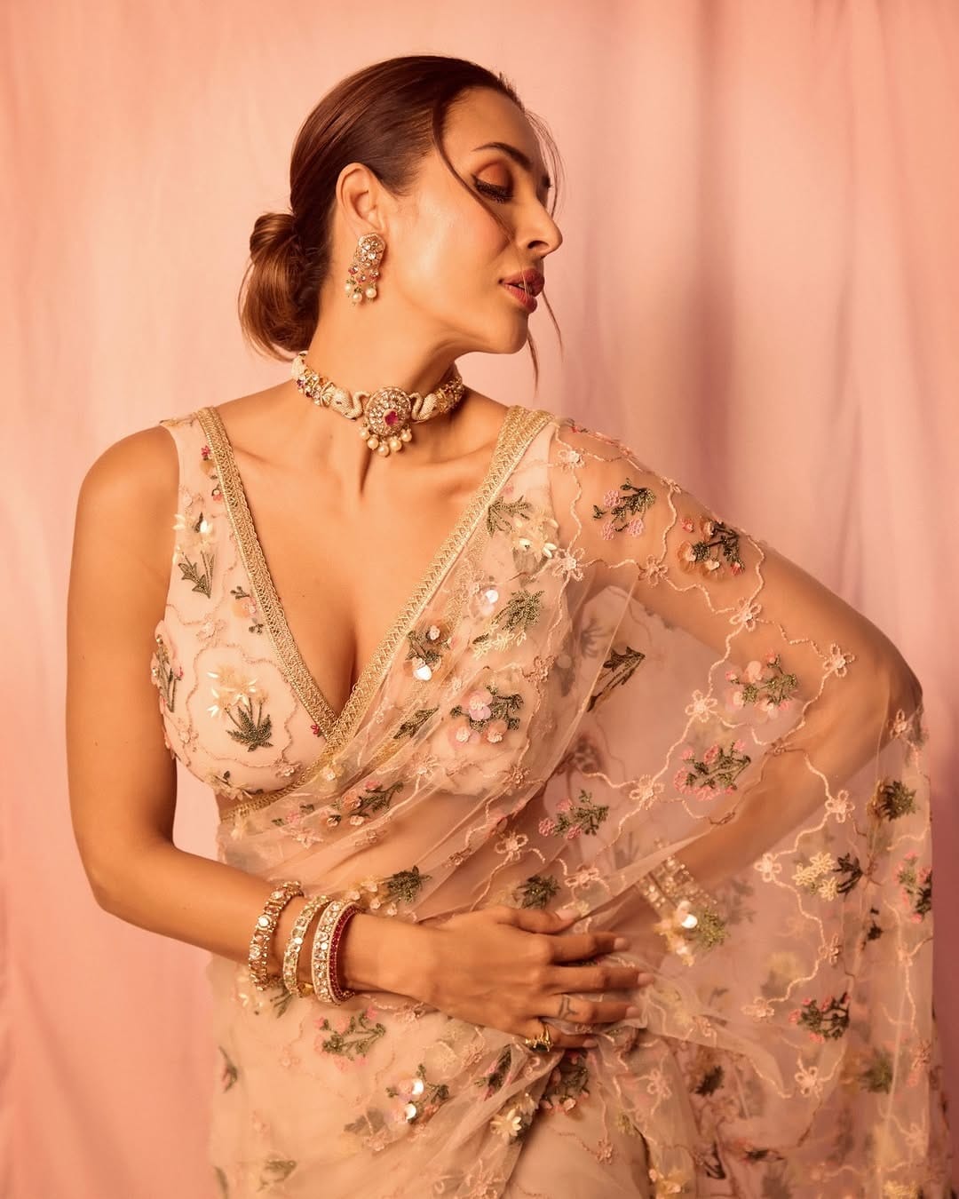  अभिनेत्री मलायका अरोरा हिला आज कोणत्यात ओळखीची गरज नाही. अभिनेत्रीने अनेक सिनेमांमध्ये आयमट सॉन्ग करत चाहत्यांच्या मनावर राज्य केलं. आजही चाहत्यांमध्ये मलायका हिची क्रेझ पाहायला मिळते. एवढंच नाही तर, तिच्या बोल्डनेसवर देखील असंख्य चाहते फिदा आहेत...