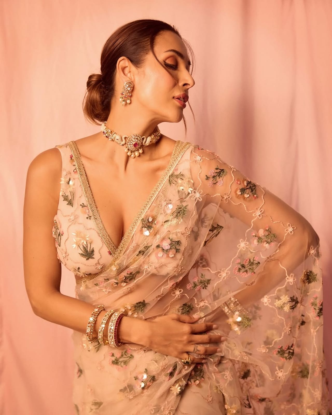 अभिनेत्री मलायका अरोरा हिला आज कोणत्यात ओळखीची गरज नाही. अभिनेत्रीने अनेक सिनेमांमध्ये आयमट सॉन्ग करत चाहत्यांच्या मनावर राज्य केलं. आजही चाहत्यांमध्ये मलायका हिची क्रेझ पाहायला मिळते. एवढंच नाही तर, तिच्या बोल्डनेसवर देखील असंख्य चाहते फिदा आहेत...