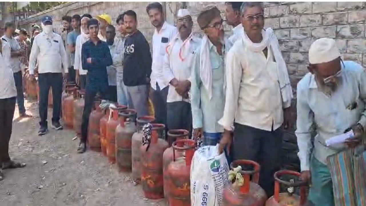 मालेगाव : मालेगावात दुसऱ्या दिवशीही गॅस सिलेंडर घेण्यासाठी नागरिकांची गर्दी पाहायला मिळत आहे. सिलेंडर घेण्यासाठी मालेगावात सकाळपासूनच रांगा लागल्या आहेत. गॅस भेटणार नाही या भीतीने लोकांची झुंबड झाली आहे. महसूल प्रशासन गॅस वितरण व्यवस्थेकडे लक्ष ठेवून आहेत.  सर्वांना घरगुती गॅस मिळेल लोकांनी घाबरून जाऊ नये असं आवाहन महसूल प्रशासनाने केलं आहे. 