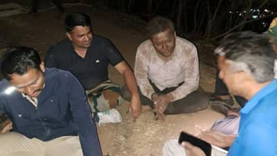 चालताना पाय घसरला अन् थेट 350 फूट दरीत कोसळला, सिंहगडावर रात्रीच्या काळोखात रेस्क्यूचा थरार, 5 तासांनंतर...