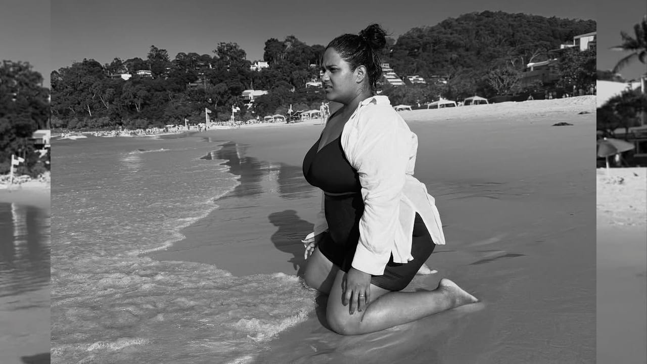 तिचा हा बोल्ड अंदाज अनेकांच्या नजरेत भरला आहे. काही चाहत्यांनी तिच्या या लूकचे कौतुक करत लाइक्स आणि कमेंट्सचा वर्षाव केला आहे. मात्र, दुसरीकडे काही सोशल मीडिया युजर्सनी तिचा हा अंदाज पाहून तिला ट्रोल करण्यास सुरुवात केली आहे. 