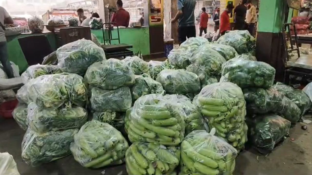  कृषी उत्पन्न बाजार समितीचे सभापती रवींद्र घोडगे यांनी सांगितले की, निर्यात बंद झाल्यामुळे बाजारात शेतमालाची आवक वाढली असून ग्राहक कमी असल्याने मोठ्या प्रमाणात माल सडत आहे. त्यामुळे शेतकरी आणि व्यापारी दोघेही अडचणीत आले आहेत.