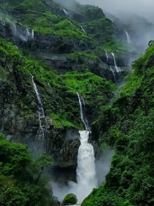 भर उन्हाळ्यात घ्या धबधब्याचा आनंद, या ठिकाणी 12 ही महिने वाहतो धबधबा