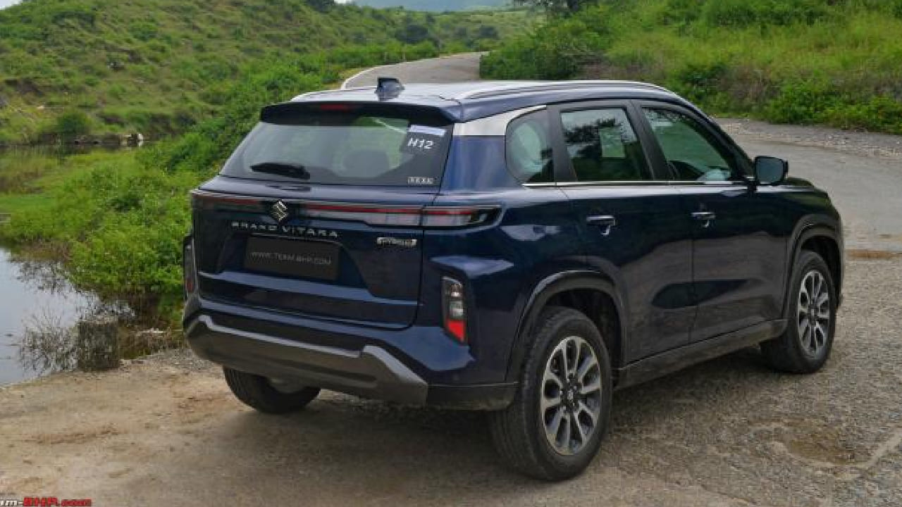 ही एसयूव्ही म्हणजे Maruti Suzuki Grand Vitara, जी Maruti Suzuki कंपनीकडून सादर करण्यात आली आहे. ग्रँड विटारामध्ये 1.5 लिटर, 4-सिलेंडर माइल्ड-हायब्रिड पेट्रोल इंजिन दिले जाते. हायब्रिड पॉवरट्रेनमुळे ही एसयूव्ही उत्कृष्ट इंधन कार्यक्षमता देते. 