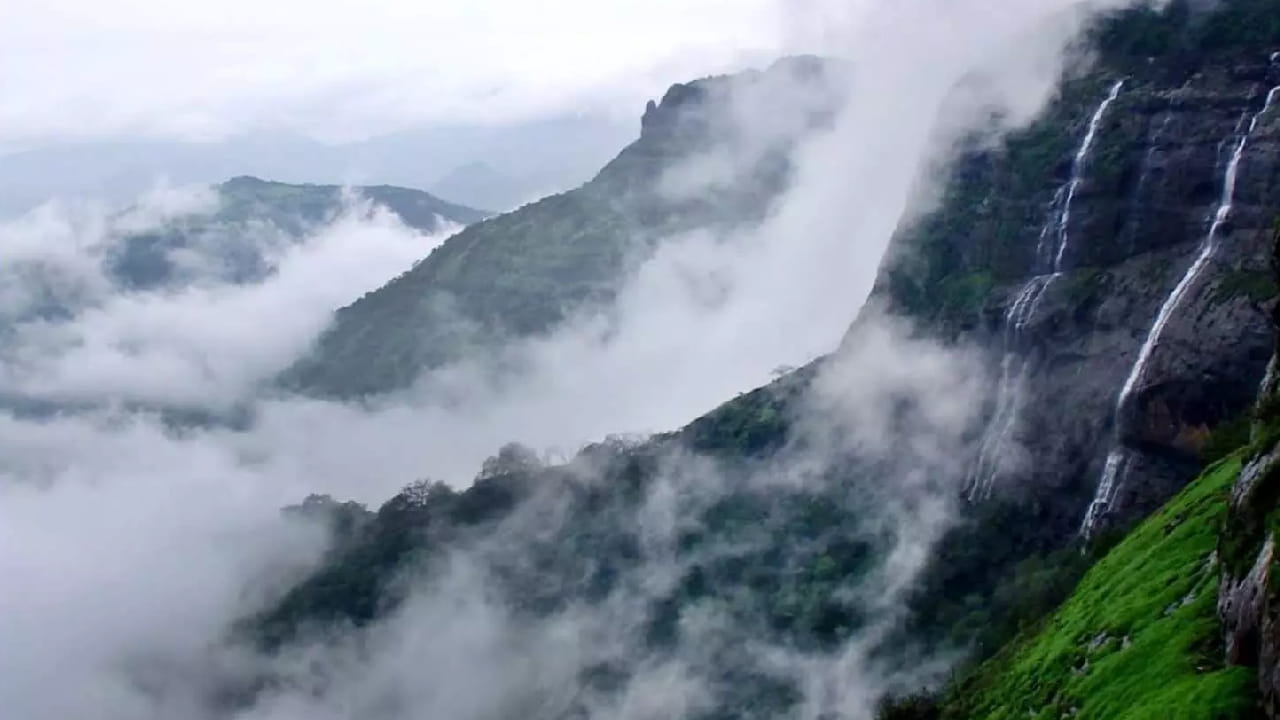 भारतामध्ये फिरायला आणि नवीन ठिकाणे बघायला आवडणाऱ्या लोकांची संख्या खूप मोठी आहे. निसर्गरम्य डोंगर, हिरवाईने नटलेल्या दऱ्या, थंड हवामान आणि शांत वातावरण यामुळे हिल स्टेशनला जाणे अनेकांच्या आवडीचे असते. 