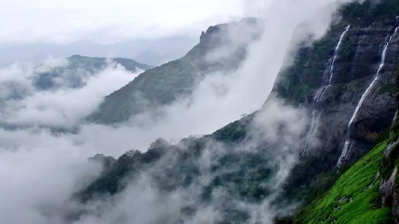 भारतामध्ये फिरायला आणि नवीन ठिकाणे बघायला आवडणाऱ्या लोकांची संख्या खूप मोठी आहे. निसर्गरम्य डोंगर, हिरवाईने नटलेल्या दऱ्या, थंड हवामान आणि शांत वातावरण यामुळे हिल स्टेशनला जाणे अनेकांच्या आवडीचे असते.
