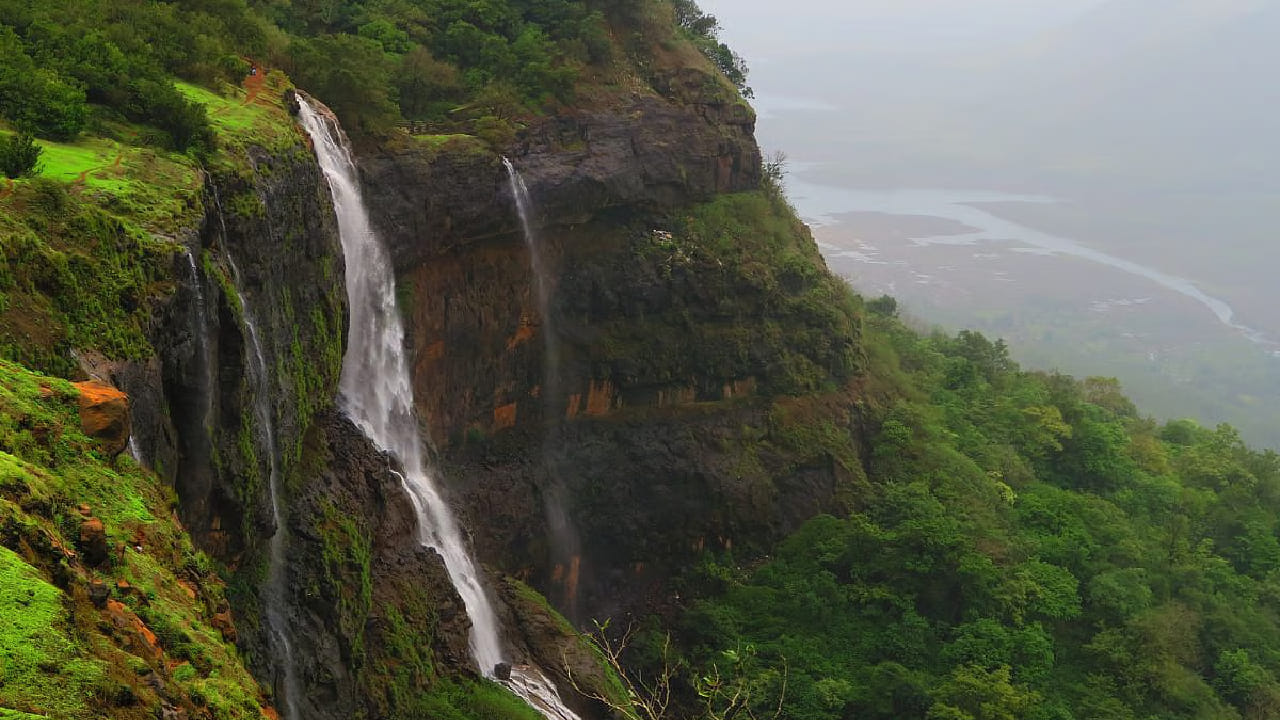 महाराष्ट्रातील रायगड जिल्ह्यात असलेले माथेरान हे हिल स्टेशन आपल्या निसर्गसौंदर्यासाठी प्रसिद्ध आहे. मुंबई आणि पुण्याजवळ असल्यामुळे येथे वर्षभर पर्यटकांची मोठी गर्दी पाहायला मिळते. येथे आल्यानंतर पर्यटकांना एक वेगळाच अनुभव मिळतो.