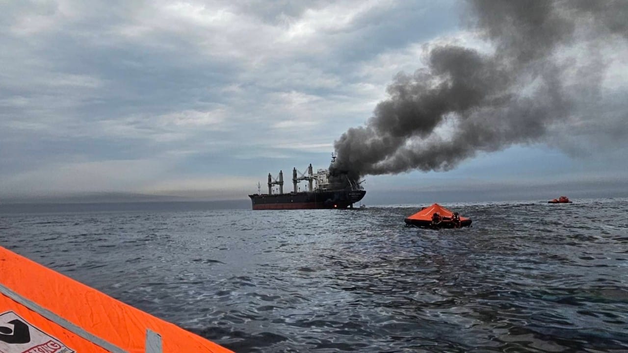 सध्या इराण, इस्त्रायल आणि अमेरिकेच्या संघर्षाने आता रौद्र रूप धारण केले आहे. याचा थेट परिणाम भारतीय सागरी व्यापारावर आणि नागरिकांवर झाला आहे. थायलंडच्या मालकीचे मयुरी नारी (Mayuri Nari) या जहाजावर इराणने हल्ला केला आहे.