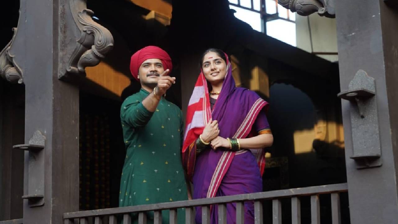 स्टार प्रवाह वाहिनीवरील ‘मी सावित्रीबाई जोतीराव फुले’ मालिकेला संपूर्ण महाराष्ट्रातून प्रेक्षकांचा भरभरून प्रतिसाद मिळत आहे. चिमुकली सावित्री आणि जोतीराव यांचा बालपणातील प्रवास, त्यांचा विवाहसोहळा, फुलेवाड्यातील प्रसंग, सावित्रीबाईंचे सासरच्यांशी जुळवून घेण्याचे प्रयत्न आणि जोतीरावांची शिक्षण मिळवण्यासाठीची धडपड या सर्व टप्प्यांनी प्रेक्षकांच्या मनात खास स्थान निर्माण केलं आहे.
