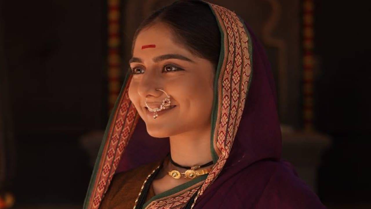 आता ही मालिका एका महत्त्वाच्या वळणावर येत आहे. लवकरच प्रेक्षकांना सावित्रीबाई आणि जोतीराव यांच्या तारुण्यावस्थेतील नवा अध्याय अनुभवायला मिळणार आहे. या टप्प्यात समाजातील रूढी-परंपरांची आव्हानं आणि सावित्रीबाईंनी शिकावं, स्वावलंबी व्हावं यासाठी जोतीरावांनी केलेले प्रयत्न पाहायला मिळणार आहेत. 
