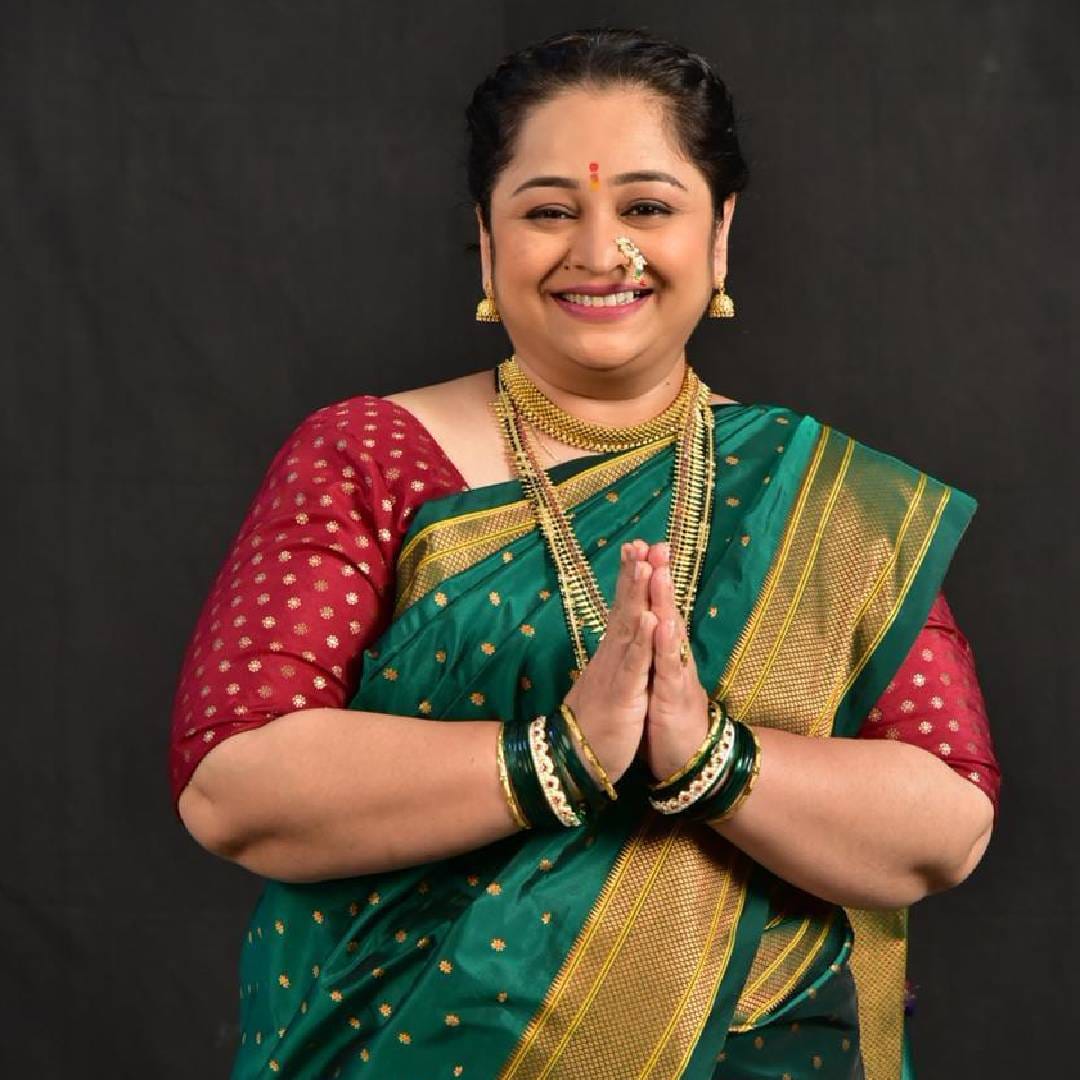 "मी दरवर्षी घरीच गुढी पाडवा साजरा करत होते, पण यावर्षी मी झी मराठी आणि ‘सनई चौघडे’च्या कुटुंबासोबत हा सण साजरा करणार आहे. आम्ही सर्व एकत्र डोंबिवली शोभायात्रेत सहभागी होणार आहोत. आमची मालिका गुढी पाडव्याच्या आठवड्यात सुरू झाली आहे, त्यामुळे प्रेक्षकांसोबत हे नवीन वर्ष साजरे करण्याचा उत्साह दुप्पट आहे. आमच्या घरी मी आणि माझ्या सासूबाई पहाटे उठून गुढी उभारतो. आमच्याकडे बायकांचेच राज्य असल्यामुळे गुढीसाठी कोणता शेंडा आणि कोणती साडी लावायची हे आम्ही ठरवतो", असं सांगत सनई चौघडे मालिकेत पमा परबची भूमिका साकारणाऱ्या मेघना एरंडेनं चाहत्यांना शुभेच्छा दिल्या आहेत. 
