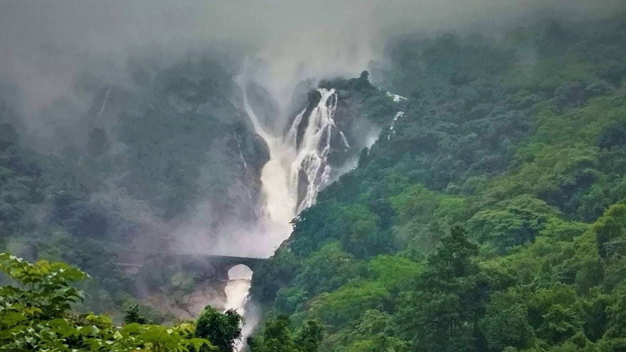 पावसाळ्यात खुलते सौंदर्य : जर तुम्ही निसर्गप्रेमी असाल आणि गर्दीपासून दूर शांतता शोधत असाल, तर पावसाळा किंवा त्यानंतरचा काळ येथे भेट देण्यासाठी उत्तम आहे. हिरवाई, डोंगररांगा आणि दुधासारखे दिसणारे पाणी हे सर्व मिळून अविस्मरणीय अनुभव देतात. 