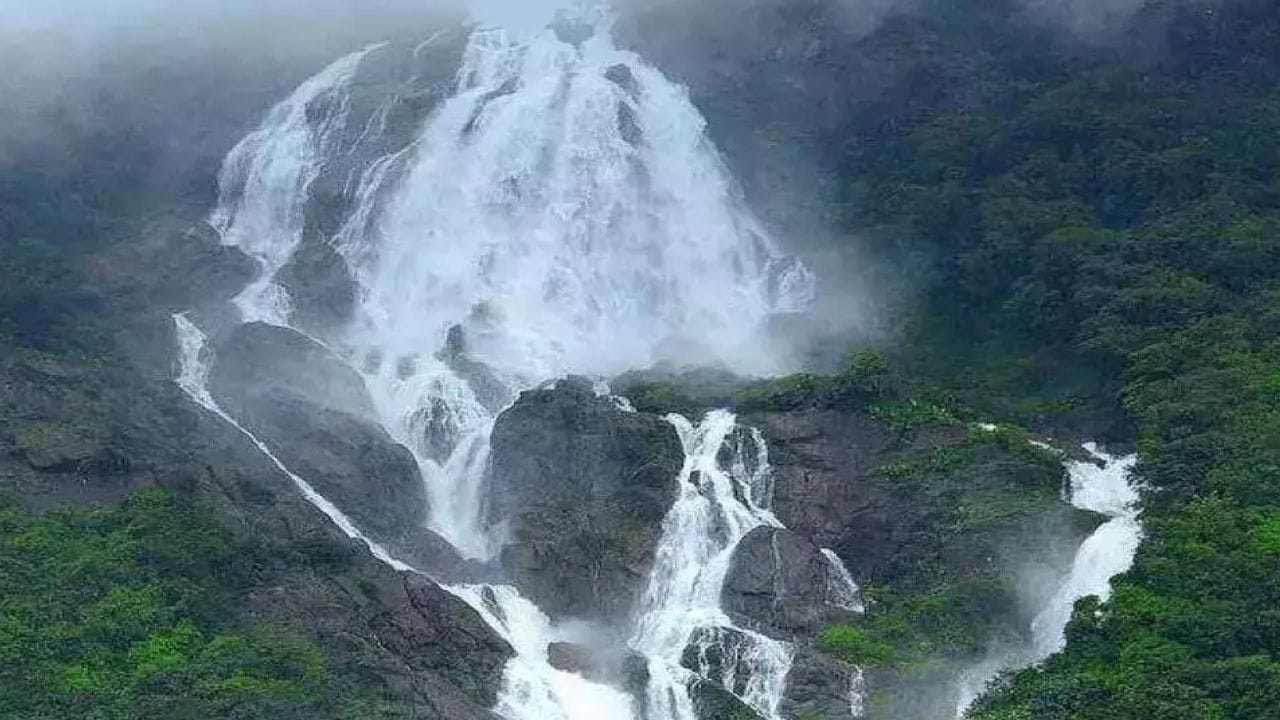 दुधाची नदी : पलार नदीचा वेगवान प्रवाह आणि खडकांवर आपटून तयार होणारी फेसाळ पांढरी लाट यामुळे असे वाटते जणू खरोखरच दूध वाहत आहे. हाच नजारा पर्यटकांना आकर्षित करतो.