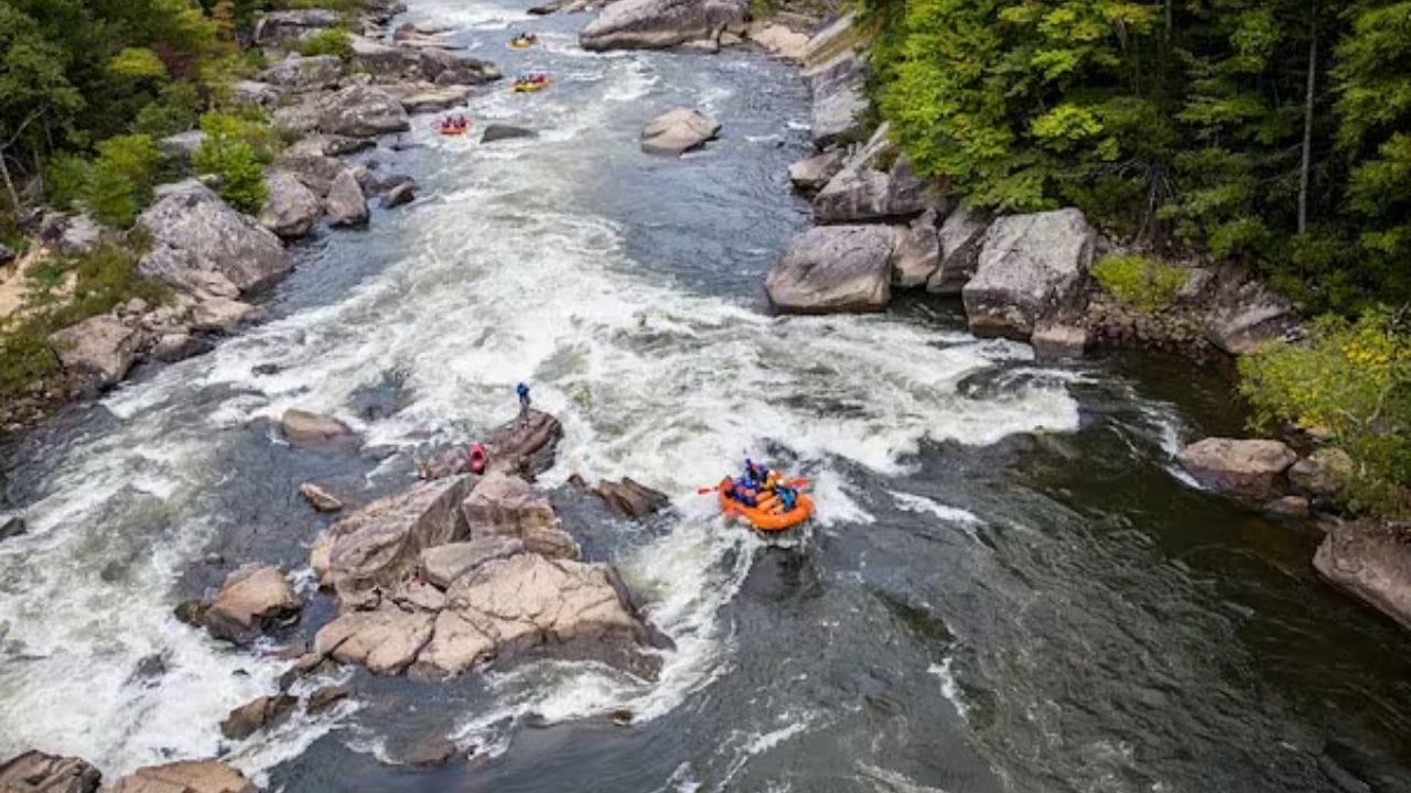 पर्यटक : पावसाळ्यात पलार नदीचे खरे सौंदर्य खुलते. पाण्याची पातळी वाढते आणि त्याचा रंग फिकट पांढरा दिसू लागतो. हा नैसर्गिक बदल पूर्णपणे हवामान आणि मातीच्या रचनेशी संबंधित आहे. त्यामुळे या काळात येथे पर्यटकांची संख्या वाढते.