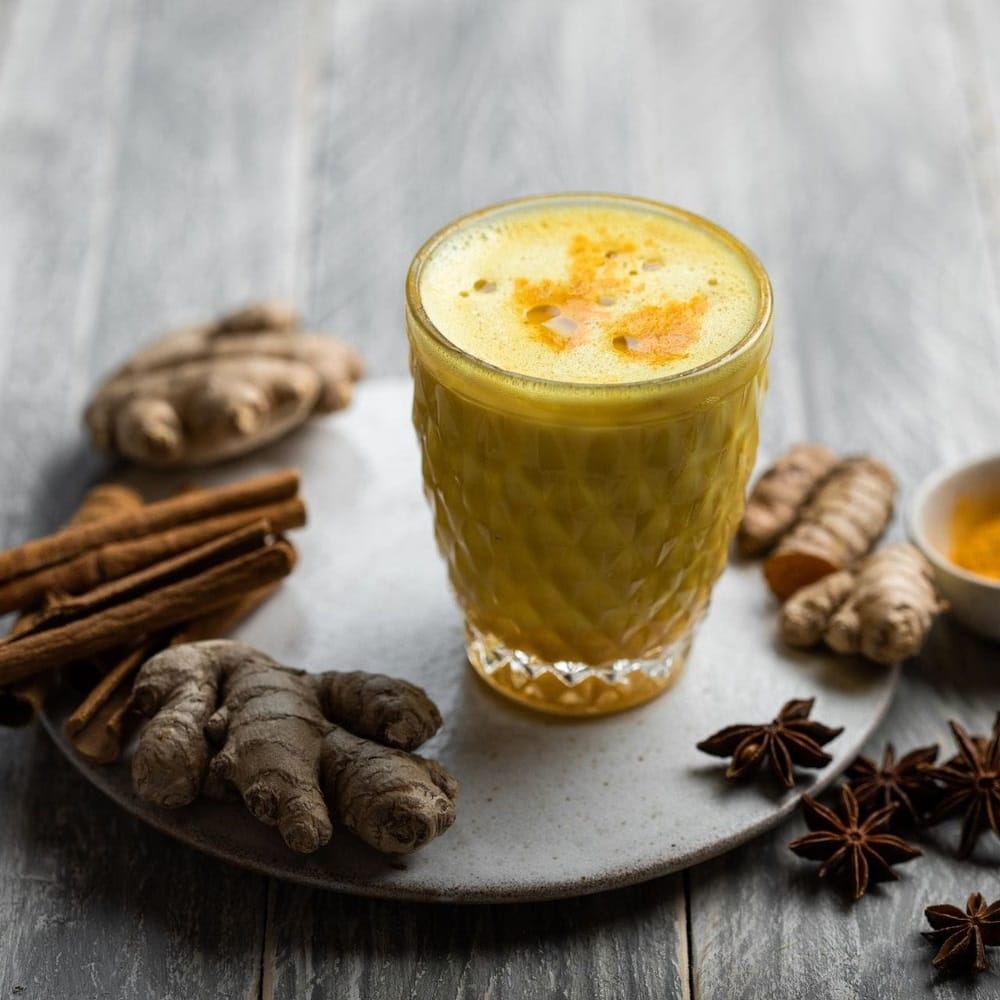 तुम्ही दररोज हळदीचे दूध पिऊ शकता. त्यात थोडी काळी मिरी घाला. हळदीमध्ये कर्क्यूमिन असते, जे संसर्गाशी लढण्यास मदत करते. काळी मिरी शरीरात ते योग्यरित्या शोषण्यास मदत करते. तुम्ही दररोज रात्री झोपण्यापूर्वी थोडी हळद आणि काळी मिरी मिसळून कोमट दूध देखील पिऊ शकता. यामुळे शरीरातील वेदना आणि थकवा दूर होऊ शकतो.