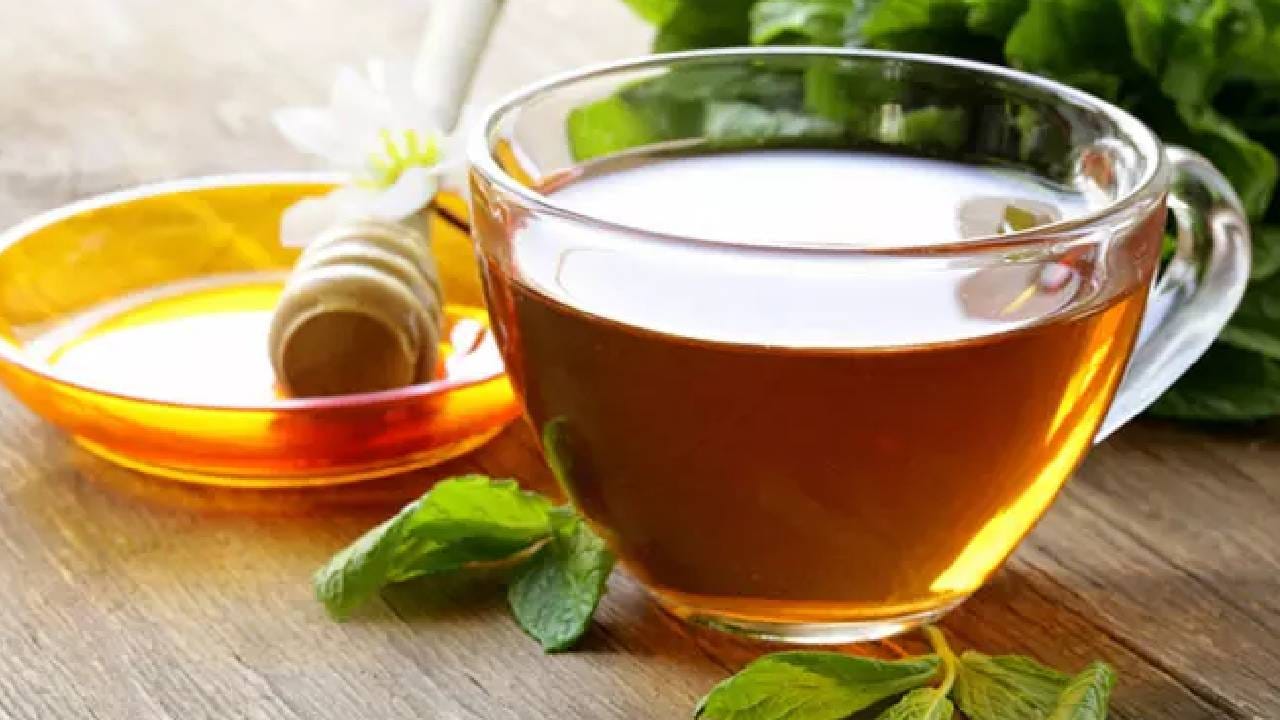  पुदिना पचनसंस्थेच्या स्नायूंना आराम देण्यास मदत करतो. जर आपण पुदिन्याची चहा घेतली तर पोट फुगणे आणि इरिटेबल बाऊल सिंड्रोम सारख्या समस्यांपासून आराम मिळू शकतो. 