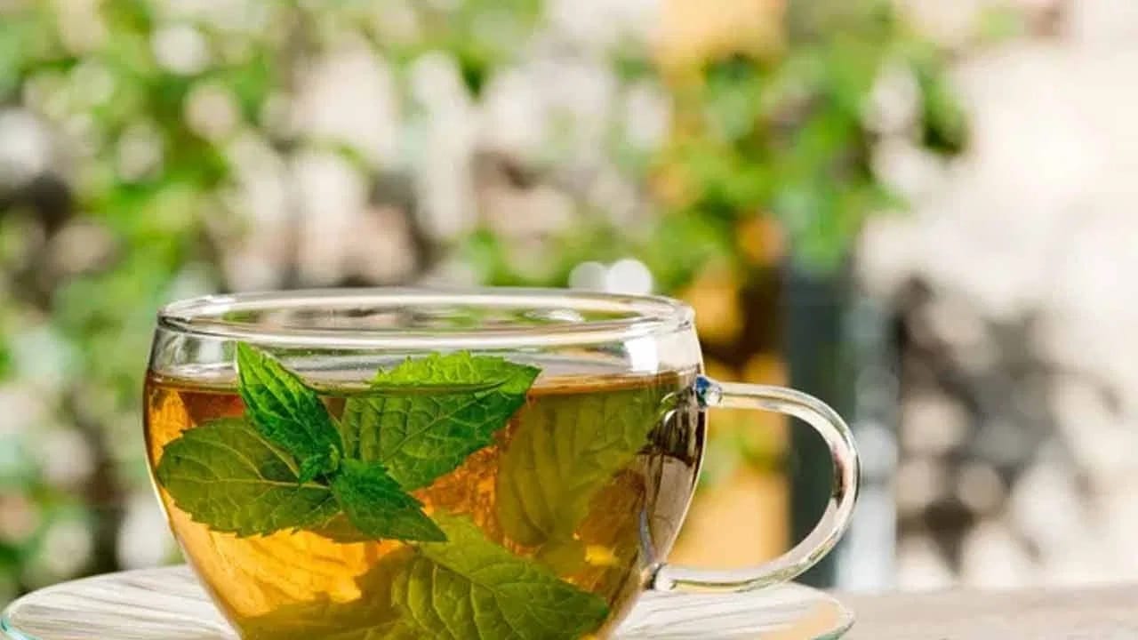 आजच्या जीवनशैलीमुळे अनेक लोकांना पोट फुगण्याच्या समस्येचा त्रास होतो. जेवणानंतर लगेच पोट फुगते. अनेक औषधे घेऊनही ही समस्या दूर होत नाही. अशावेळी घरगुती उपाय अवलंबता येतात.