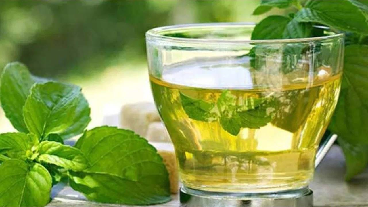  आजकाल बऱ्यापैकी लोकांना पोट फुगण्याची समस्या आहे. जेवण केले की, लगेचच पोट फुगते. अनेक आैषधे घेऊनही ही समस्या काही कमी होत नाही. अशावेळी आपण घरगुती उपाय करू शकतो. 