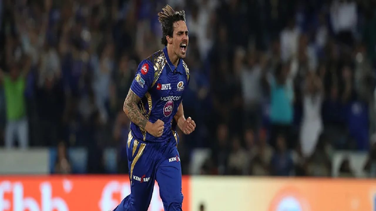 ऑस्ट्रेलियाचा माजी वेगवान गोलंदाज मिचेल जॉन्सन या यादीत तिसऱ्या स्थानी आहे. जॉन्सनने 2013 साली मुंबई इंडियन्सकडून खेळताना 196 डॉट बॉल टाकले होते. जॉन्सनने त्या मोसमातील 17 सामन्यांमध्ये 24 विकेट्स मिळवल्या होत्या. (Photo Credit : Mumbai Indians Website)