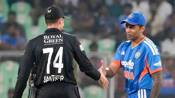 आयसीसी टी 20i वर्ल्ड कप 2026 स्पर्धेसाठी अंतिम फेरीतील दोन्ही संघ अखेर निश्चित झाले आहेत. वर्ल्ड कप ट्रॉफीसाठी टीम इंडिया विरुद्ध न्यूझीलंड आमनेसामने असणार आहेत. हा महामुकाबला 8 मार्चला अहमदाबादमधील नरेंद्र मोदी स्टेडियममध्ये होणार आहे. परंपरेनुसार, अंतिम सामन्यानंतर विजयी, उपविजेता आणि इतर सहभागी संघांना बक्षिस रक्कम देण्यात येते. (Photo Credit : PTI)